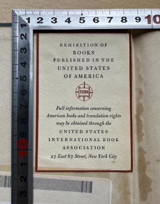 - (United States International Book Association), Etikett: Ortsangabe; 'EXHIBITION OF 
BOOKS
PUBLISHED IN THE
UNITED STATES
OF AMERICA
USIBA
Full information concerning
American books and translation rights
may be obtained through the
UNITED STATES
INTERNATIONAL BOOK
ASSOCIATION
27 East 67 Street, New York City'.  (Prototyp)