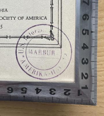 - (Amerika-Haus Marburg), Stempel: Ortsangabe, ; 'U.S. Inform[ation Center]
AMERIKA-HA[US]
MARBURG'.  (Prototyp)