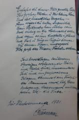 - (Zimmermann, C.), Von Hand: Widmung, Datum, Name, Autogramm; 'Erfasst du dieser Welt gesalbtes Nichts,
Ihr großes Werden u ihr kleines Sein
Und ihr unendliches Vergehn - 
dann wirst du [...] Angesichts,
Kein Leidender, kein Froher sein
Und ruhig in die Nachnacht sehn.
Und wenn es um dich [...] u [...]
Und List und Trug in [...] fronen:
Auf deinen Lippen, immerzart
Wird groß das Wissen; Lächeln wohnen

Seit [...] Sagen lautlosem
Schweigen, erstarrender Kälte
und Nacht; durch unnennbares
Leid und ungesprochene
Klagen, dämmert ein Licht;
Das Flammen wird, trotz Chaos
Untergang, Massenmord, millionenfachen Tod: - die Liebe. -

Zur Wintersonnwende, 1921.

C. Zimmermann'. 