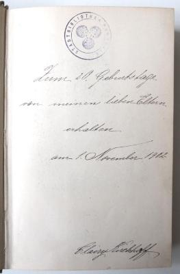 - (Kirchhoff, Clairy), Von Hand: Name, Datum; 'Zum 20. Geburtstage von meinen lieben Eltern erhalten am 1. November 1902. Clairy Kirchhoff'. 