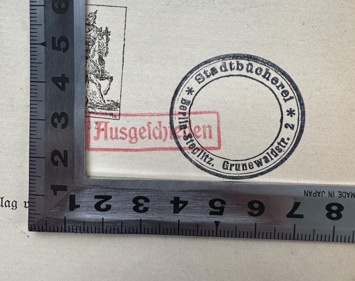 - (Stadtbücherei (Berlin-Steglitz)), Stempel: Besitzwechsel, Ortsangabe; 'Stadtbücherei
Berlin-Steglitz. Grunewaldstr. 2
Ausgeschieden'.  (Prototyp)