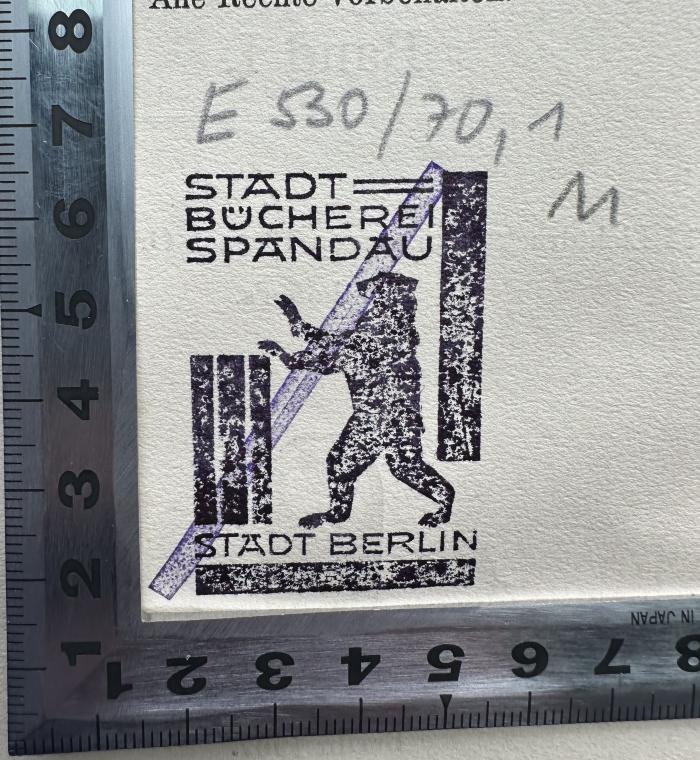 - (VB Spandau), Durchgestrichen: Ortsangabe; 'Stadtbücherei Spandau
Stadt Berlin'.  (Prototyp)