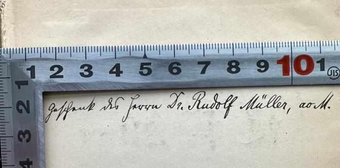 -, Von Hand: Widmung, Name; 'Geschenk des Herrn Dr. Rudolf Müller, ao M.' (Prototyp)