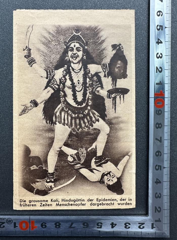 -, Papier: Abbildung, Notiz; '[Abbildung der Göttin Kali]
Die grausame Kali, die Hindugöttin der Epidemien, der in früheren Zeiten Menschenopfer dargebracht wurden'