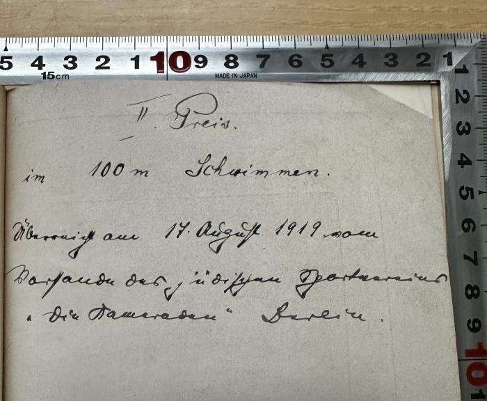 - (Jüdischer Sportverein "Kameraden"), Von Hand: Annotation, Datum, Ortsangabe; 'II. Preis
im 100m Schwimmen-
Überreicht am 17. August 1919 vom
Vorstande des jüdischen Sportvereins
"die Kameraden" Berlin.'. 