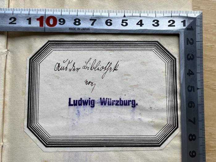 - (Würzburg, Ludwig), Etikett: Exlibris, Name; 'Aus der Bibliothek 
von
Ludwig Würzburg'.  (Prototyp)