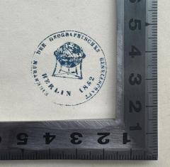 - (Gesellschaft für Erdkunde zu Berlin), Stempel: Name, Berufsangabe/Titel/Branche, Ortsangabe, Abbildung; 'Eigentum der geographischen Gesellschaft 1828 Berlin'.  (Prototyp)