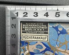 - (Buchhandlung A. Haller und G. Schmidt), Etikett: Buchhändler, Ortsangabe, Name; 'Akademische
Buchhandlung
A. Haller & G. Schmidt
Berlin NW 7
Prinz Louis Ferdinandstr. 1
A6 Merkur 2600
Bücherankauf'.  (Prototyp)