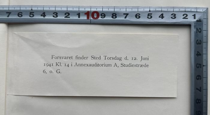 - (Kopenhagen Universität;Aksel Volten), Etikett: Datum, Ortsangabe, Notiz; 'Forsvaret finder Sted Torsdag d. 12. Juni 
1941 Kl. 14 i Annexauditorium A, Studiestræde
6, o. G.'. 