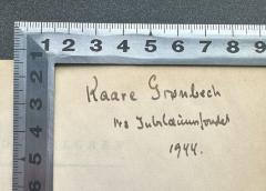 - (Kaare Grønbech), Von Hand: Name, Datum; 'Kaare Grønbech
fra Jubiläumsfondet'. 