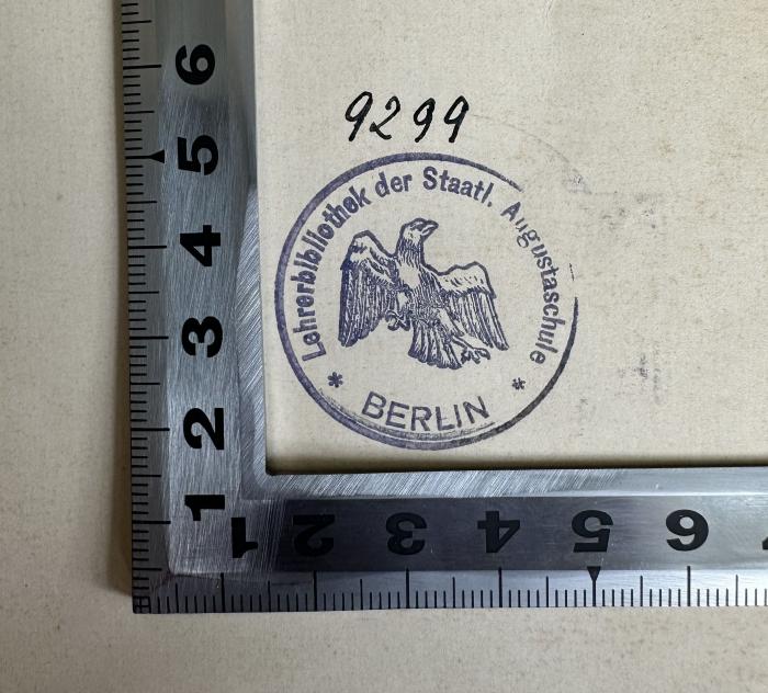 -, Stempel: Wappen, Ortsangabe; 'Lehrerbibliothek der Staatl. Augustaschule Berlin' (Prototyp)