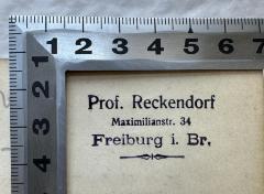 - (Hermann Reckendorf), Stempel: Name, Ortsangabe; 'Prof. Reckendorf
Maximilianstr. 34
Freiburg i. Br.'.  (Prototyp)