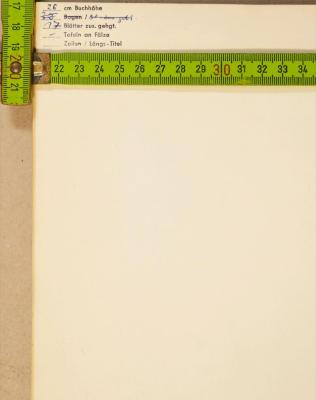 - (Relius), Stempel: Buchbinder; '[...] cm Buchhöhe
[...] Bogen /
[...] Blätter zus. gehgt.
[...] Tafeln an Fälze
[...] Zeilen / Längs-Titel'.  (Prototyp)