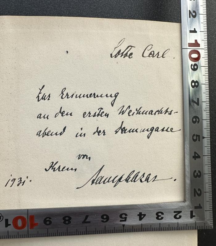 -, Von Hand: Notiz; 'Lotte Carl
Zur Erinnerung
an den ersten Weihnachts-
abend in der [Stamm]gasse
von Ihrem [XX]
1931'