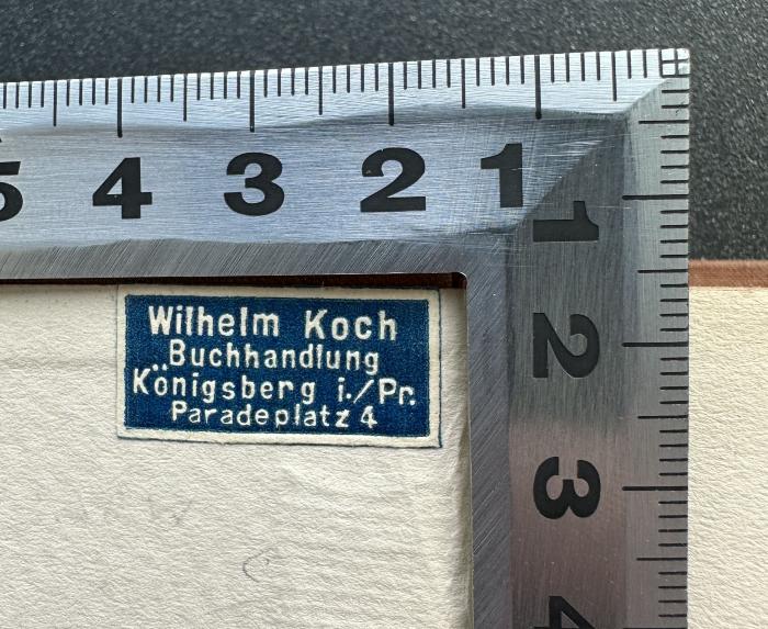 - (Wilhelm Koch Buchhandlung), Etikett: Buchhändler, Ortsangabe; 'Wilhelm Koch
Buchhandlung
Königsberg i./Pr.
Paradeplatz'.  (Prototyp)