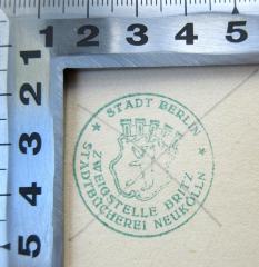- (Stadtbücherei Neukölln), Stempel: Ortsangabe, Berufsangabe/Titel/Branche; 'Stadt Berlin Zweigstelle Britz Stadtbücherei Neukölln'. 