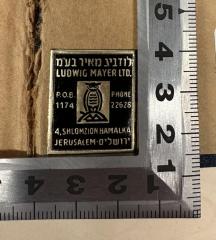 - (Ludwig Mayer Ltd.;Ludwig Mayer), Etikett: Name, Ortsangabe, Buchhändler; 'לודביג מטיר בע"מ
LUDWIG MAYER LTD.
P.O.B. 1174
PHONE 22628
4, SCHLOMZION HAMALKA
JERUSALEM
'.  (Prototyp)