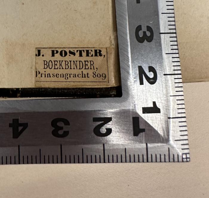 - (Poster, J.), Etikett: Berufsangabe/Titel/Branche, Buchbinder, Name, Ortsangabe; 'J. Poster
Boekbinder,
Prinsengracht 809'. 