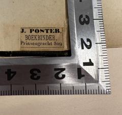 - (Poster, J.), Etikett: Berufsangabe/Titel/Branche, Buchbinder, Name, Ortsangabe; 'J. Poster
Boekbinder,
Prinsengracht 809'. 
