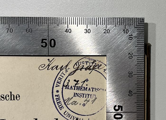 SM 330 S993(2) : Synthetische Geometrie der Kegelschnitte nebst Übungsaufgaben für die Prima höherer Lehranstalten (1900);- (Gräfe, Karl), Von Hand: Autogramm, Name, Nummer; 'Karl Gräfe.
371.'. 