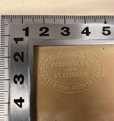 - (H. J. Lear), Prägung: Buchhändler, Name, Ortsangabe; 'H. J. Lear 
13, 15 & 17, Royal Arcade, Cardiff
Bookseller and Stationer'.  (Prototyp)
