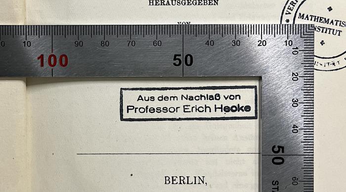 UB 2700 P568D(.1872) : Sir Isaac Newton's mathematische Principien der Naturlehre (1872);- (Hecke, Erich), Stempel: Name; 'Aus dem Nachlass von Professor Erich Hecke'.  (Prototyp)