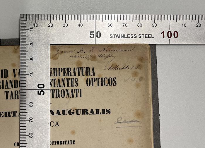UH 1000 M948 : Quid valeat temperatura ad variandos constantes opticos tartari natronati. Dissertation Inauguralis Physica (1863);- (Müttrich, Anton;Neumann, Dr. E.), Von Hand: Widmung, Name; 'Herrn Dr. E. Neumann freundschaftlichst A. Müttrich.'. 