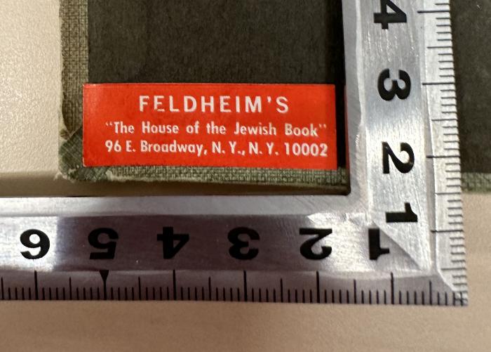 - (Feldheim's "The House of the Jewish Book"), Etikett: Buchhändler; 'FELDHEIM'S
"The house of the Jewish Book"
96 E. Boradway, N. Y., N. Y. 10002'.  (Prototyp)