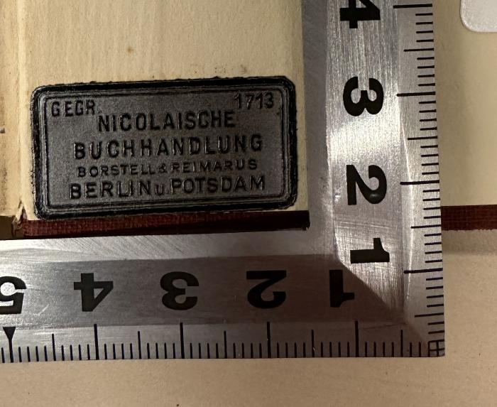 - (Nicolaische Buchhandlung), Etikett: Name, Buchhändler, Ortsangabe; 'Gegr. 1713 
Nicolaische Buchhandlung 
Borstell & Reimarus 
Berlin u. Potsdam'. 