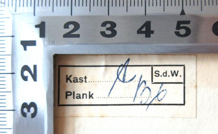 - (Wolff, Sam de), Etikett: Nummer; 'S. d. W. [Sam de Wolff]
Kast [Schrank] A 
Plank [Regal] B6'. 