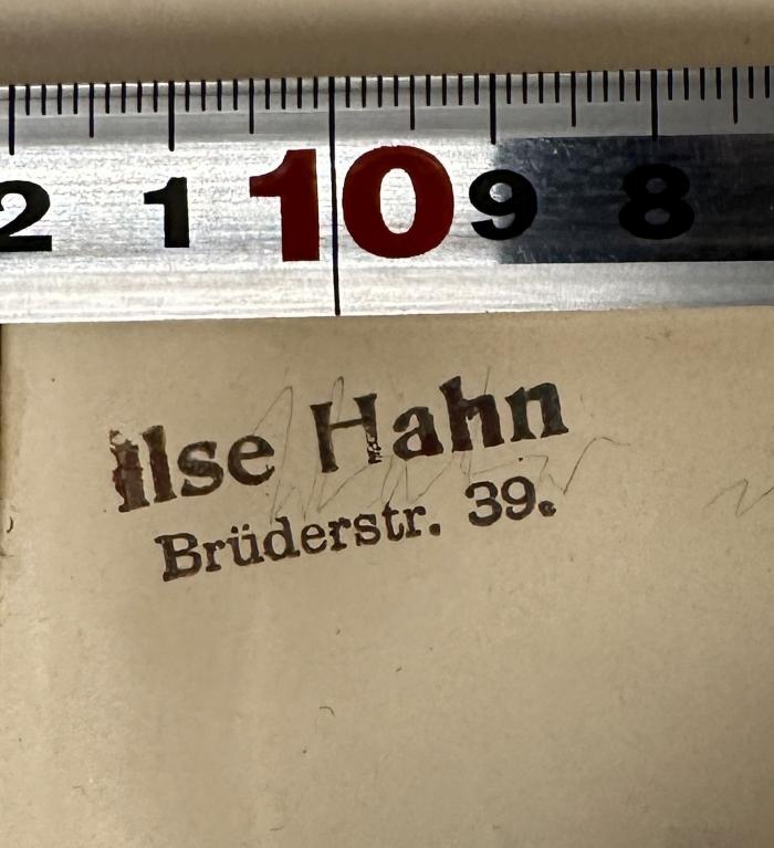 - (Hahn, Ilse), Stempel: Name; 'Ilse Hahn
Brüderstr. 39'. 