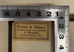 - (Preuss & Jünger Buchhandlung), Etikett: Buchhändler; 'Preuss & Jünger
Buchhandlung u. Antiquariat
in Breslau
Schmiedebrücke 29a.'.  (Prototyp)