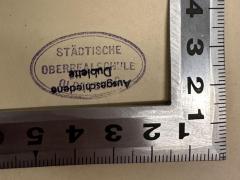 - (Städtische Oberrealschule Oldenburg), Stempel: Ortsangabe, Besitzwechsel: Doublette; 'STÄDTISCHE
OBERREALSCHULE
OLDENBURG
Ausgeschieden
Dublette'.  (Prototyp)