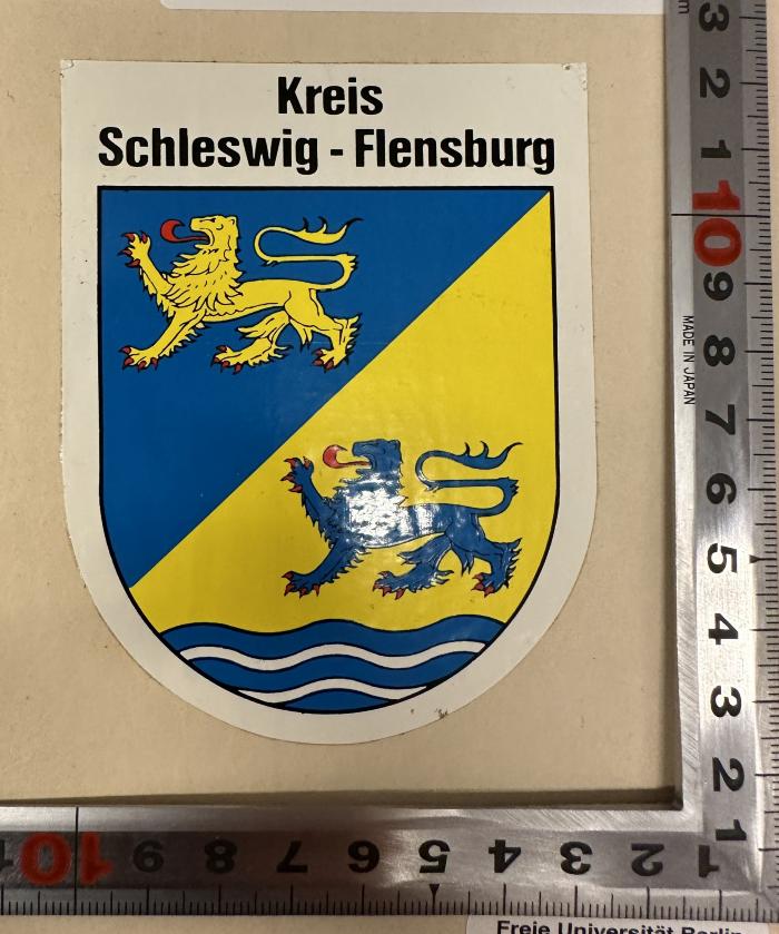 -, Etikett: Wappen, Signatur; 'Kreis
Schleswig-Flensburg' (Prototyp)