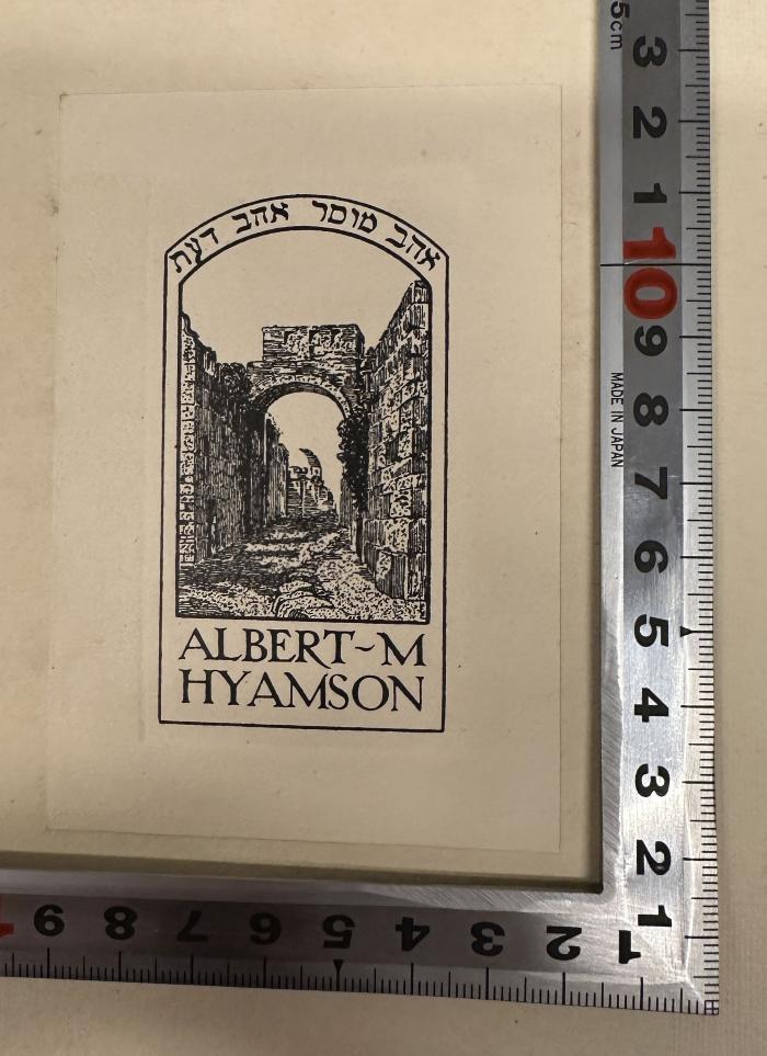 - (Hyamson, Montefiore Albert), Etikett: Abbildung, Name, Exlibris; 'אהב מוסר אהב דעת
Albert-M Hyamson'.  (Prototyp)