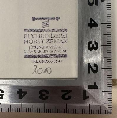 - (Zeman, Horst), Stempel: Buchbinder; 'BUCHBINDEREI 
HORST ZEMAN
JÜDENSTRASSE 45
13597 BERLIN SPANDAU
TEL.030/333 33 47
[Datum]
'.  (Prototyp)