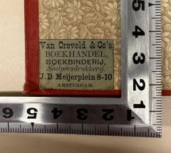 - (Van Creveld & Co's Buchhandel), Etikett: Buchhändler, Buchbinder, Ortsangabe; 'Van Creveld & Co's
BOEKHANDEL,
BOEKBINDERIJ,
Slepersdrukkerij.
J. D. Meijerplein 8-10
AMSTERDAM'.  (Prototyp)