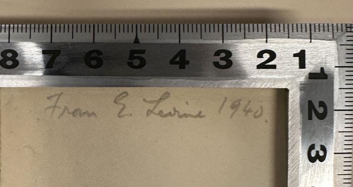 - (Levine, E.), Von Hand: Name, Datum; 'From E. Levine 1940.'. 