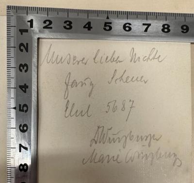 - (Würzburger, Dr. (?);Würzburger, Marie;Scheuer, (?)), Von Hand: Widmung, Name, Datum; 'Unserer lieben Nichte
[XX] Scheuer
Elul 5687
Dr. Würzburger
Marie Würzburger'. 