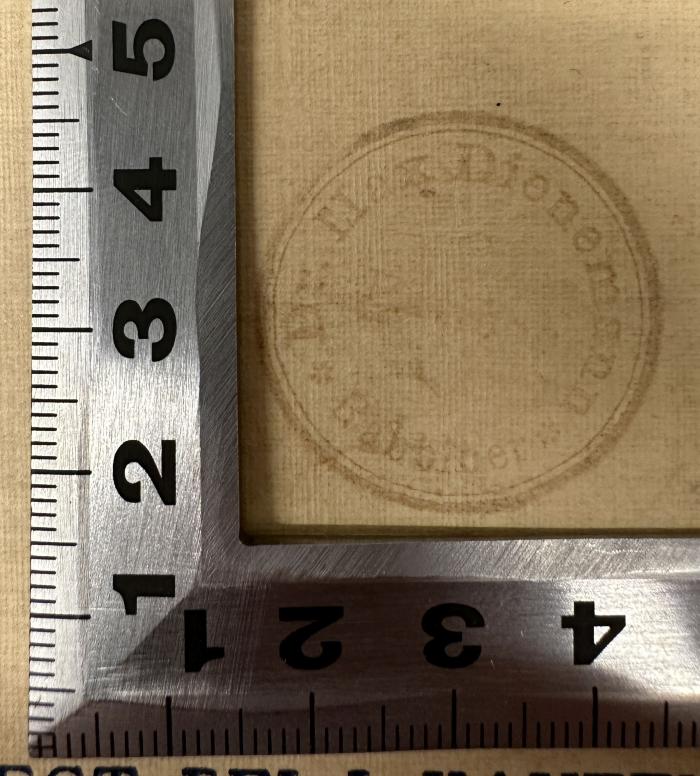 - (Dienemann, Dr. Max), Stempel: Name, Berufsangabe/Titel/Branche; 'Dr. Max Dienemann
Rabbiner'.  (Prototyp)