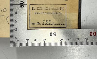 GB M 2048 : Der barycentrische Calcul (1827);- (Max-Planck-Schule), Stempel: Berufsangabe/Titel/Branche, Name, Inventar-/ Zugangsnummer; 'Mathematische Sammlung Max-Planck-Schule Inv. Nr.'.  (Prototyp);-, Stempel: Berufsangabe/Titel/Branche, Name, Inventar-/ Zugangsnummer; 'Mathematische Sammlung Max-Planck-Schule Inv. Nr. 255,'