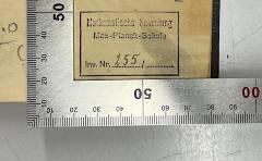 - (Max-Planck-Schule), Stempel: Berufsangabe/Titel/Branche, Name, Inventar-/ Zugangsnummer; 'Mathematische Sammlung Max-Planck-Schule Inv. Nr.'.  (Prototyp)