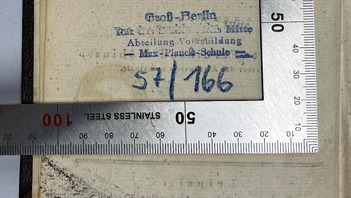 GB M 2048 : Der barycentrische Calcul (1827);- (Max-Planck-Schule), Stempel: Name, Ortsangabe, Berufsangabe/Titel/Branche, Signatur; 'Groß-Berlin Rat des Stadtbezirks Mitte Abteilung Volksbildung Max-Planck-Schule 57/166'. 