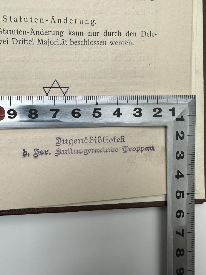 - (Jüdische Jugendbibliothek, Troppau), Stempel: Name, Ortsangabe; 'Jugendbibliothek der Isr. Kultusgemeinde Troppau'. 