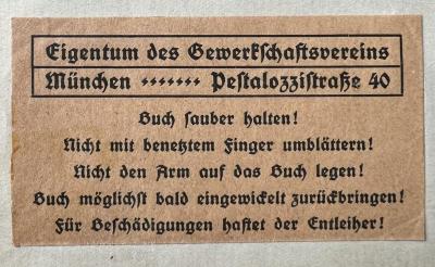 - (Zentralbibliothek des Gewerkschaftsvereins München), Etikett: Exlibris; 'Eigentum des Gewerkschaftsvereins München ++++ Pestalozzistraße 40. (…)'.  (Prototyp)
