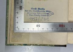 - (Max-Planck-Schule), Stempel: Name, Ortsangabe, Berufsangabe/Titel/Branche; 'Groß-Berlin Rat des Stadtbezirks Mitte Abteilung Volksbildung Max-Planck-Schule'.  (Prototyp)