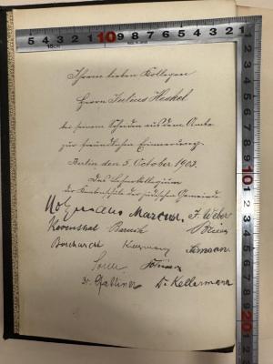 - (Heskel, Julius), Von Hand: Name, Datum; 'Ihrem lieben Kollegen
Herrn Julius Heskel
bei seinem Scheiden aus dem Amte
zur freundlichen Erinnerung.
Berlin den 5. October 1903.
das Lehrerkollegium
der Knabenschule der jüdischen Gemeinde.
 [… Markuse Korenshal Bukarest, J. Werber Berlin, Barucik Kusmann Bonn, Dr. Estalliner, Dr. Kellermann]'. 