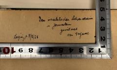 - (Israelitischer Lehrerverein Jerusalem), Von Hand: Widmung, Ortsangabe, Datum; 'Dem israelitischen Lehrerverein
in Jerusalem
gewidmet
vom Verfasser
Leipzig, v. 08/8/26'. 