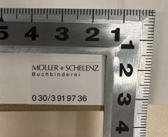 - (Buchbinderei Möller und Schelenz), Etikett: Buchbinder; 'MÖLLER + SCHELENZ
Buchbinderei
030/3 91 97 36'.  (Prototyp)