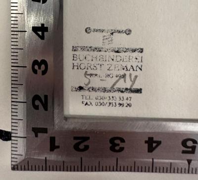 - (Zeman, Horst), Stempel: Buchbinder, Name; 'Buchbinderei 
Horst Zeman
RAL-RG 495
[Datum]
TEL. 030/ 333 33 47
FAX 030/ 333 99 20'.  (Prototyp)